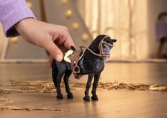Schleich 42708 Klisna Pura Raza Espanola Stallion se sedlem a uzdou