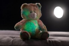 Snílek medvěd duhový plyš 40cm na baterie se světlem se zvukem v sáčku