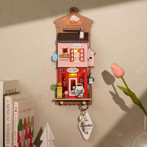 RoboTime miniatura domečku k zavěšení Kancelář pošty