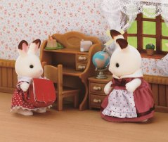 Sylvanian Families - Sestra u psacího stolu se židlí